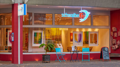 Kirchenfenster Schwalbe 6, Schaufenstergestaltung, Schaufensterwerbung, Lichtwerbung, Leuchtkasten, Werbetechnik, Digifant, Wiesbaden