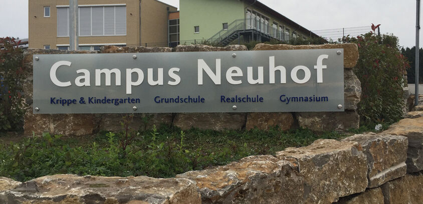 Campus Neuhof, Obermayr Europa-Schule, Außenbeschilderung