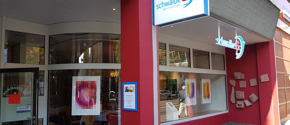 Kirchenfenster Schwalbe 6, Schaufenstergestaltung, Schaufensterwerbung, Lichtwerbung, Leuchtkasten, Werbetechnik, Digifant, Wiesbaden