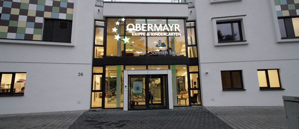 KITA Obermayr, Kindertagesstätte, Wiesbaden-Sonnenberg, Digifant, Werbetechnik, Leuchtlogo, Gebäudebeschriftung